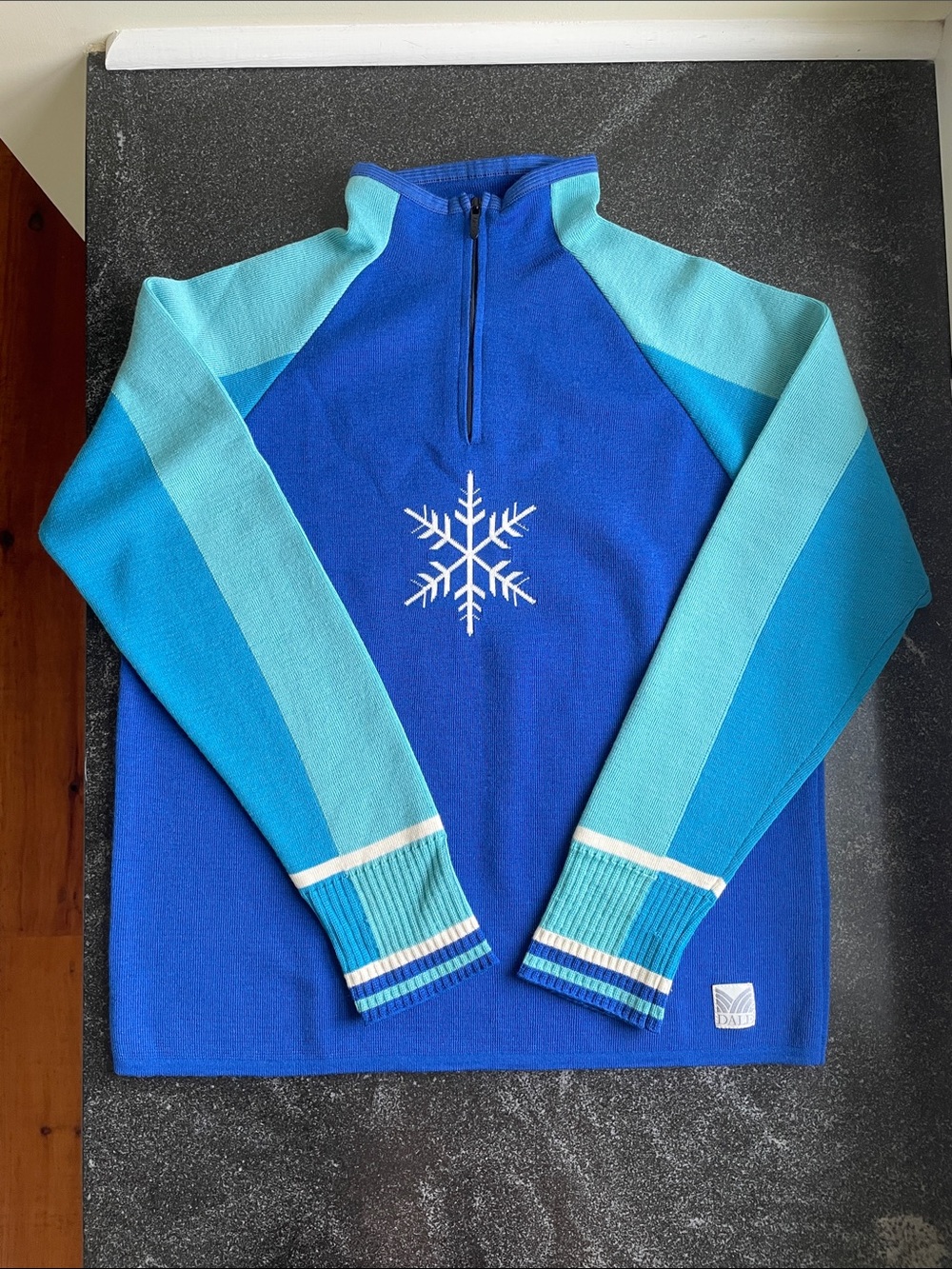 EUC Dale of Norway Unisex Size Medium (M) Blue & Light Blue Snowflake Sweater